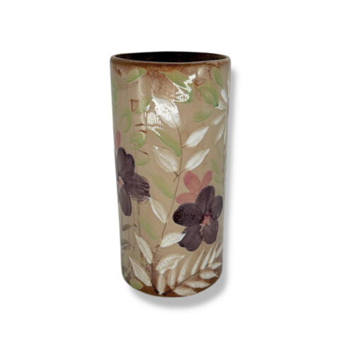 Vas ceramic decorativ handmade cu flori pictate manual, suprafață glazurată și design floral multicolor