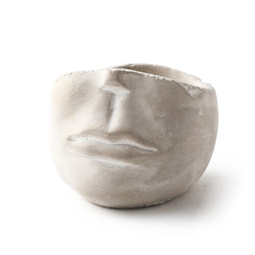 Vas ceramic în formă de cap sculptat