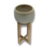 Vas decorativ din ceramică bej cu suport din lemn