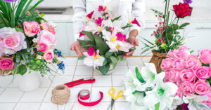 Cum intretii florile artificiale corect Ghid complet